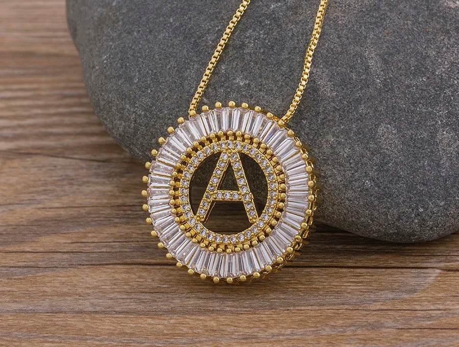 Colar Arco Letras Zircônia - Sua Boutique
