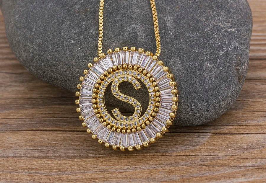 Colar Arco Letras Zircônia - Sua Boutique